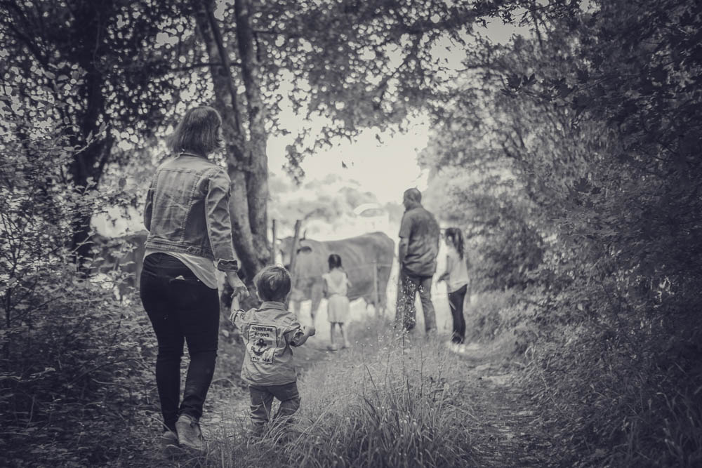 Séance photo pour une séance photo en famille en forêt au alentour de mâcon