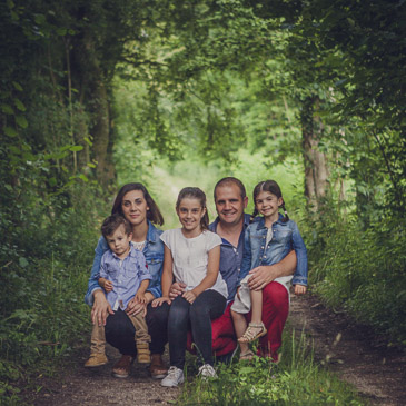 Photographie de famille dans un chemin dans la campagne