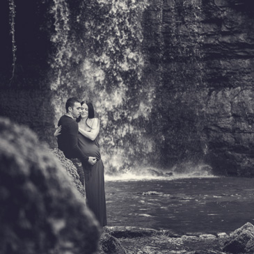 Séance Grossesse au bord d'une cascade réalisé dans l'Ain