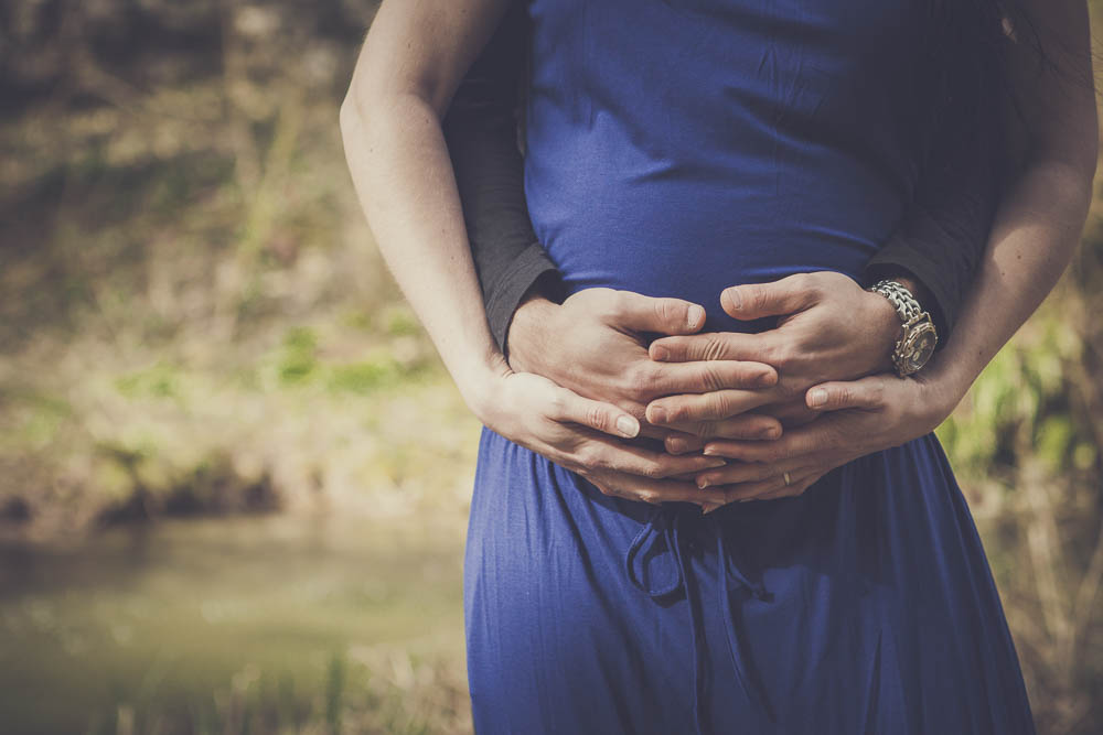 Reportage séance grossesse en extérieure au bord d'une cascase à Mâcon