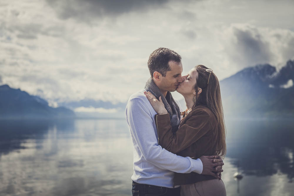 Séance couple au bord du lac Léman en Suisse à Lavaux entouré par les vignes