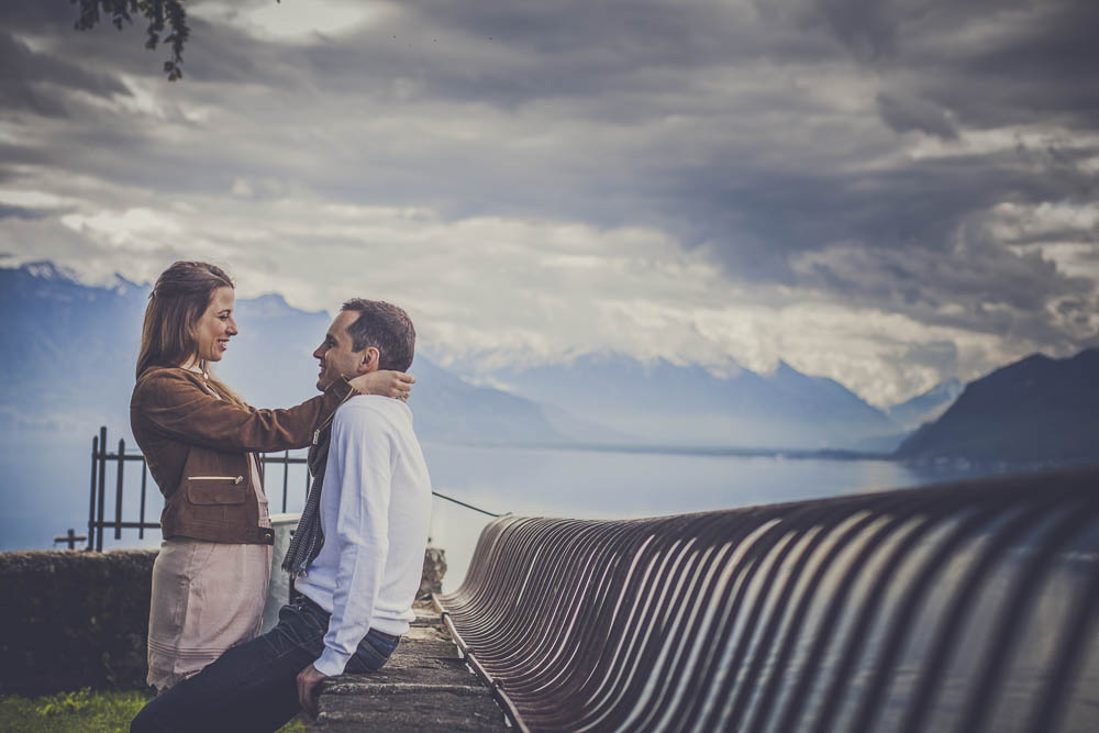 Séance couple au bord du lac Léman en Suisse à Lavaux entouré par les vignes
