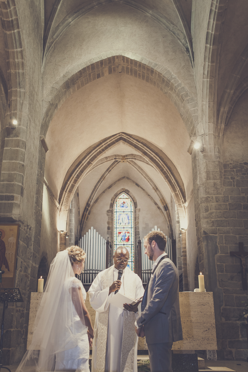 Reportage photo d'un mariage sous la pluie au château de la bourdelière à Lyon.