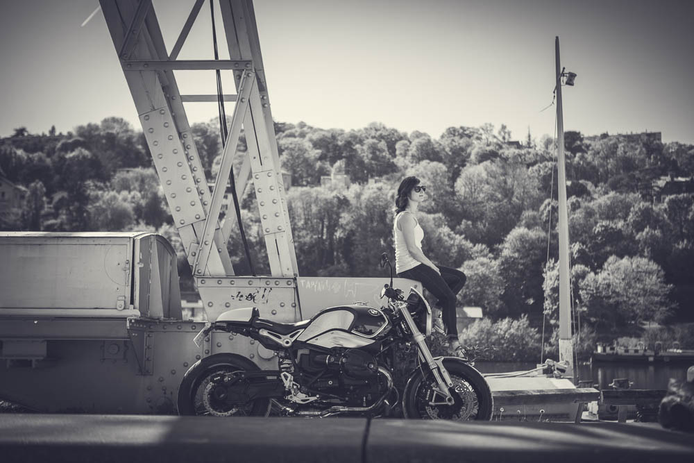 Shooting photo avec une moto de style vintage à lyon