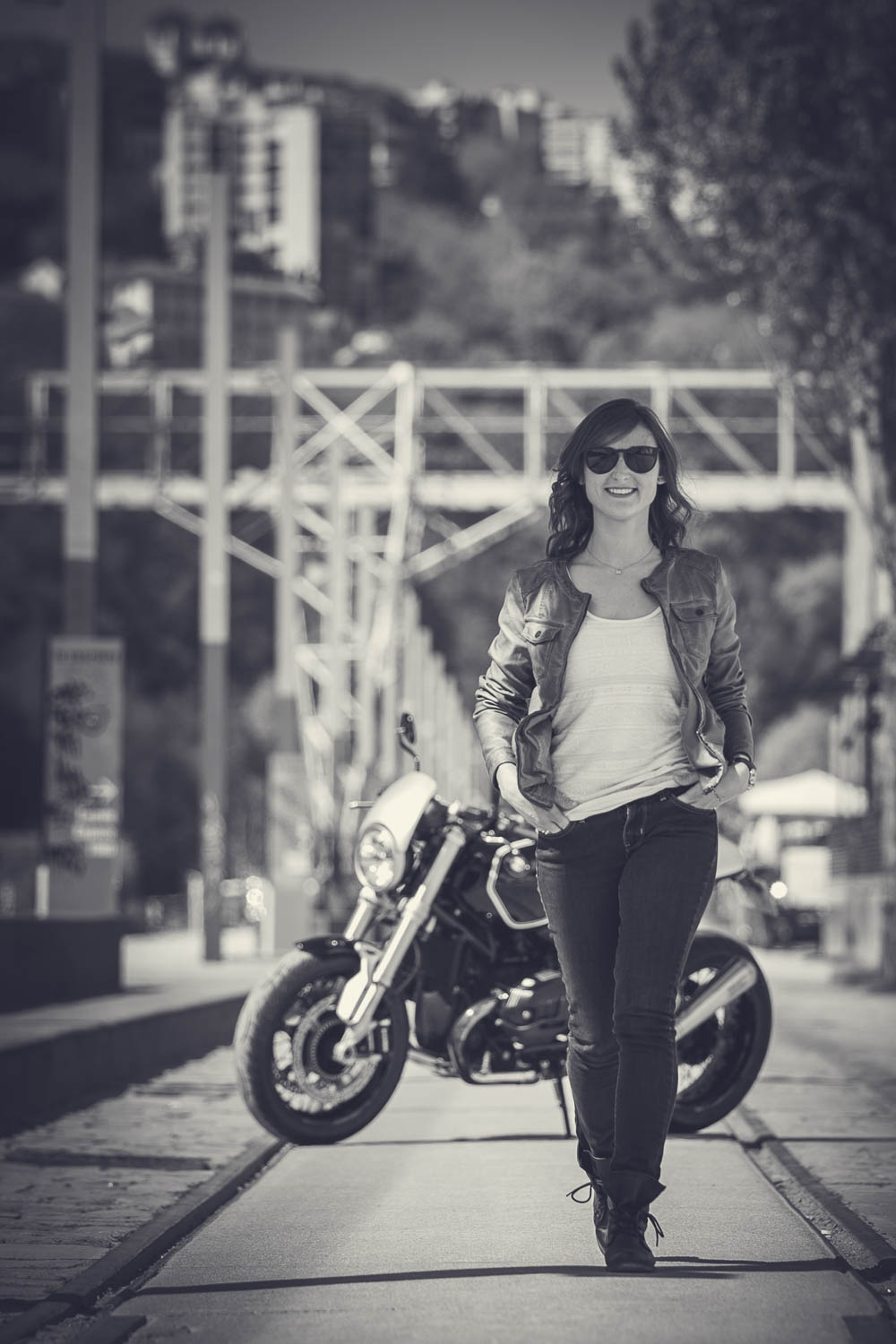 Shooting photo avec une moto de style vintage à lyon