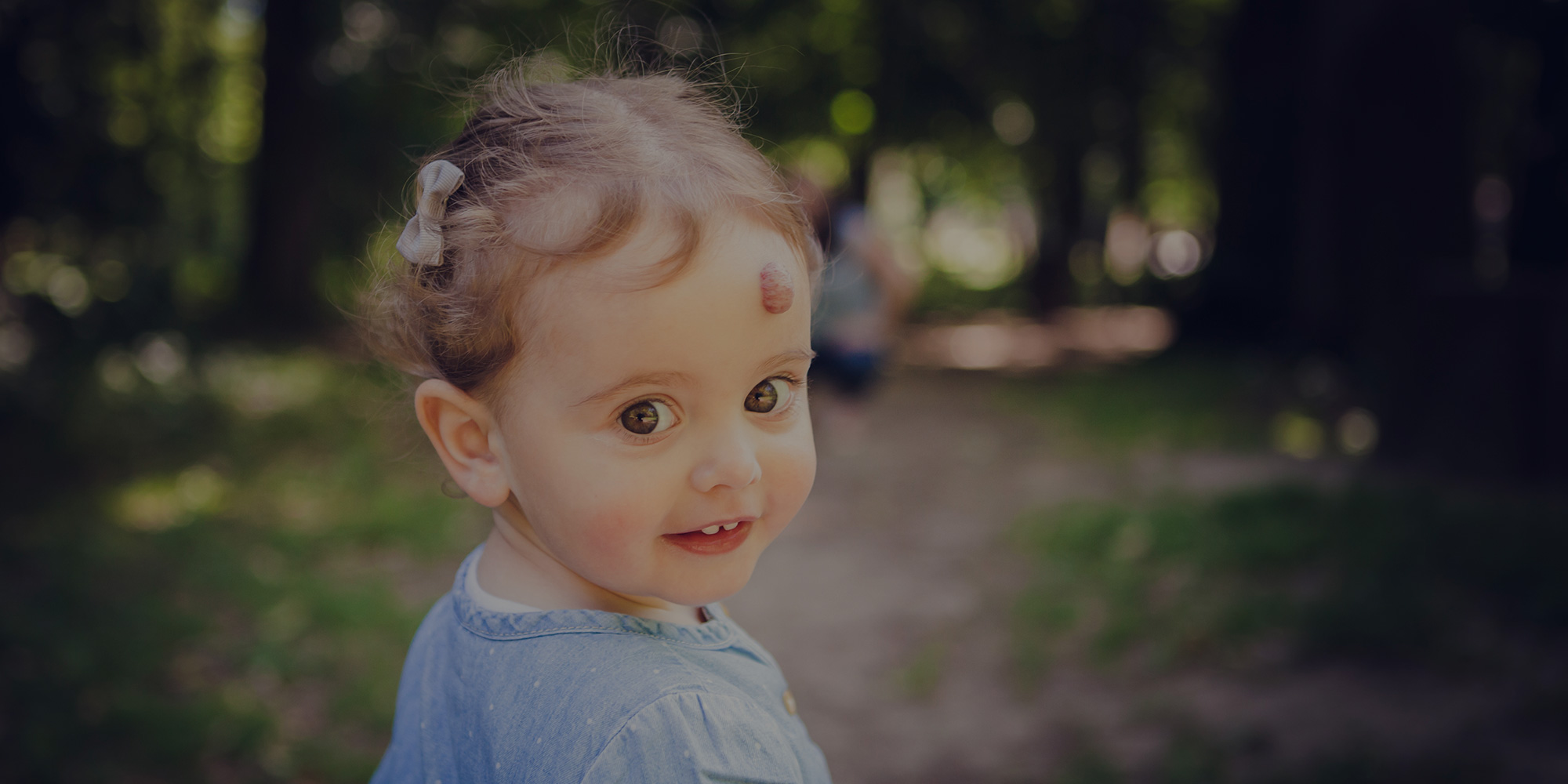 Portrait d'enfant avec des yeux magnifiques durant une séance famille à Pont de veyle