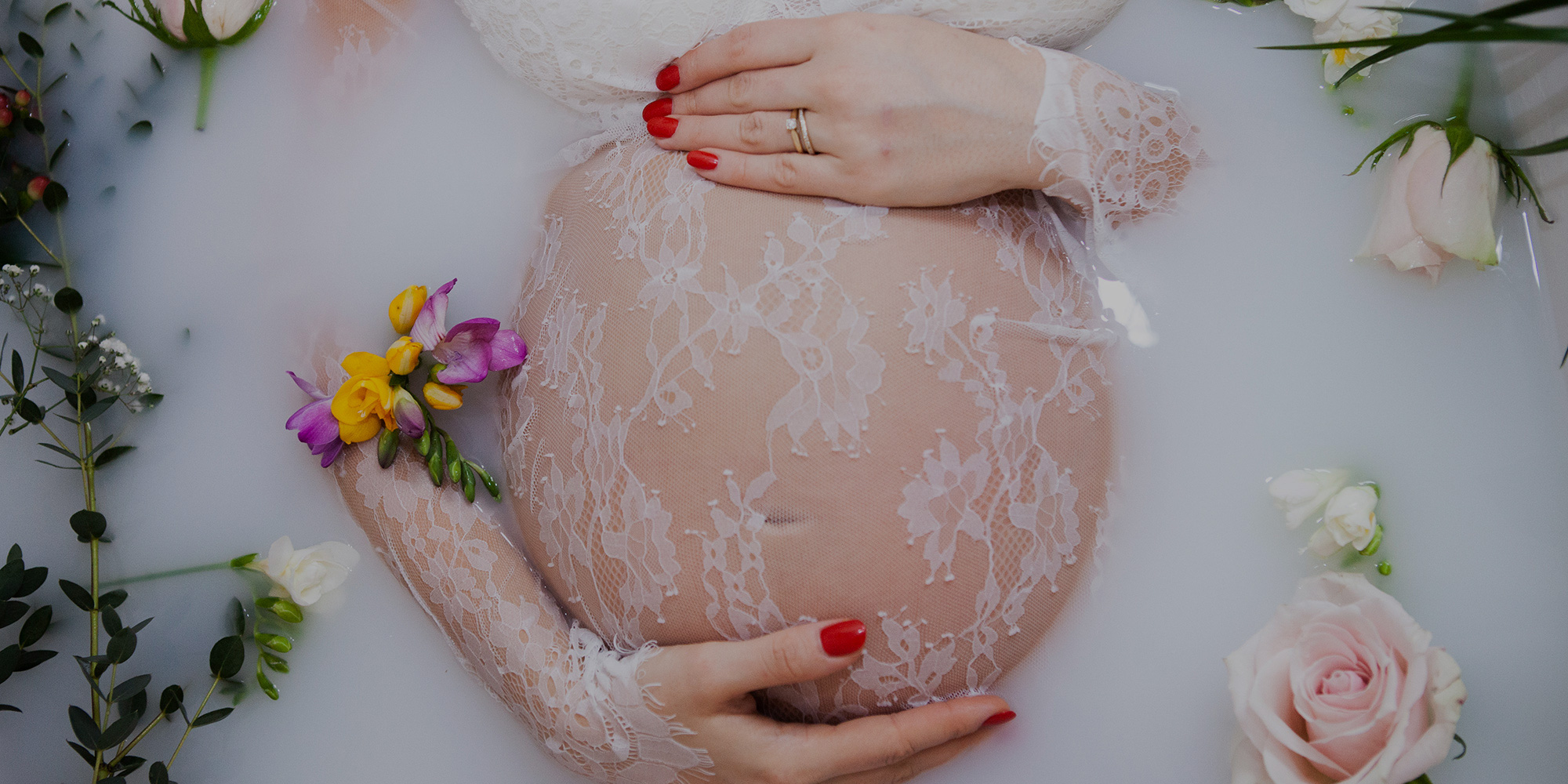 Photographie d'un ventre pour une séance grossesse avec pour thème MilkBath à Mâcon