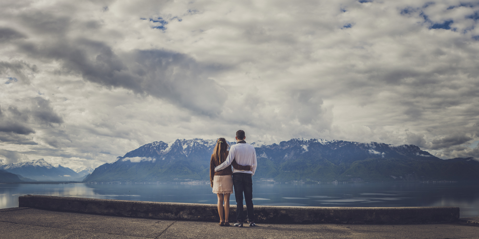 Séance couple avec vue sur le Lac Léman en Suisse à Lavaux