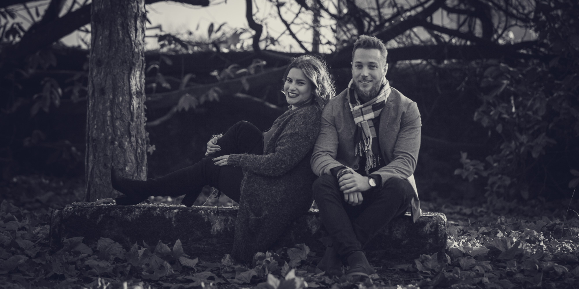Photo de couple original, en automne pour une séance d'engagement réalisé à Rolle en Suisse