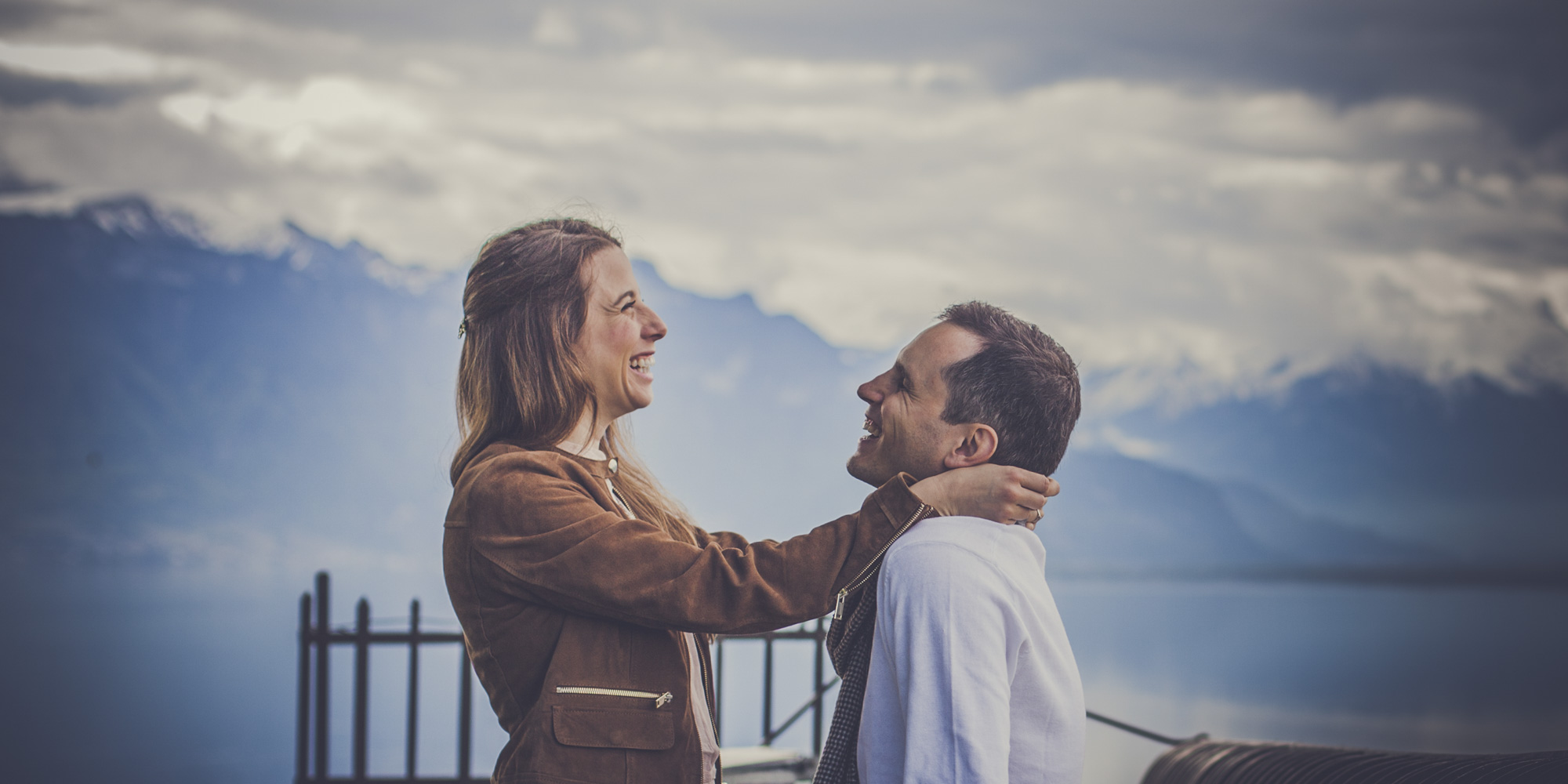 Photo de couple qui rigole réalisé en suisse à Lavaux