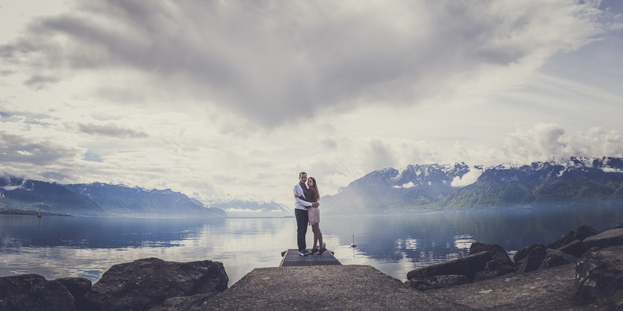 Photo de couple, pour une séance d'engagement au bord du lac Léman réalisé en suisse à Lavaux