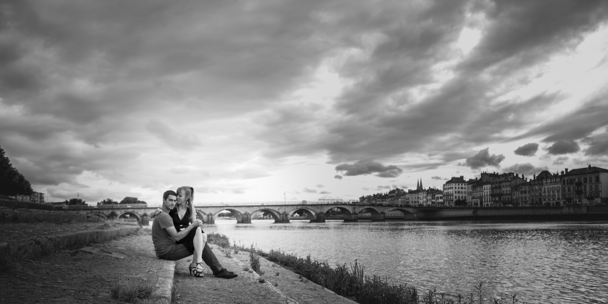 Photo d'un couple, réalisé en été dans la ville de Mâcon pour une séance d'engagement