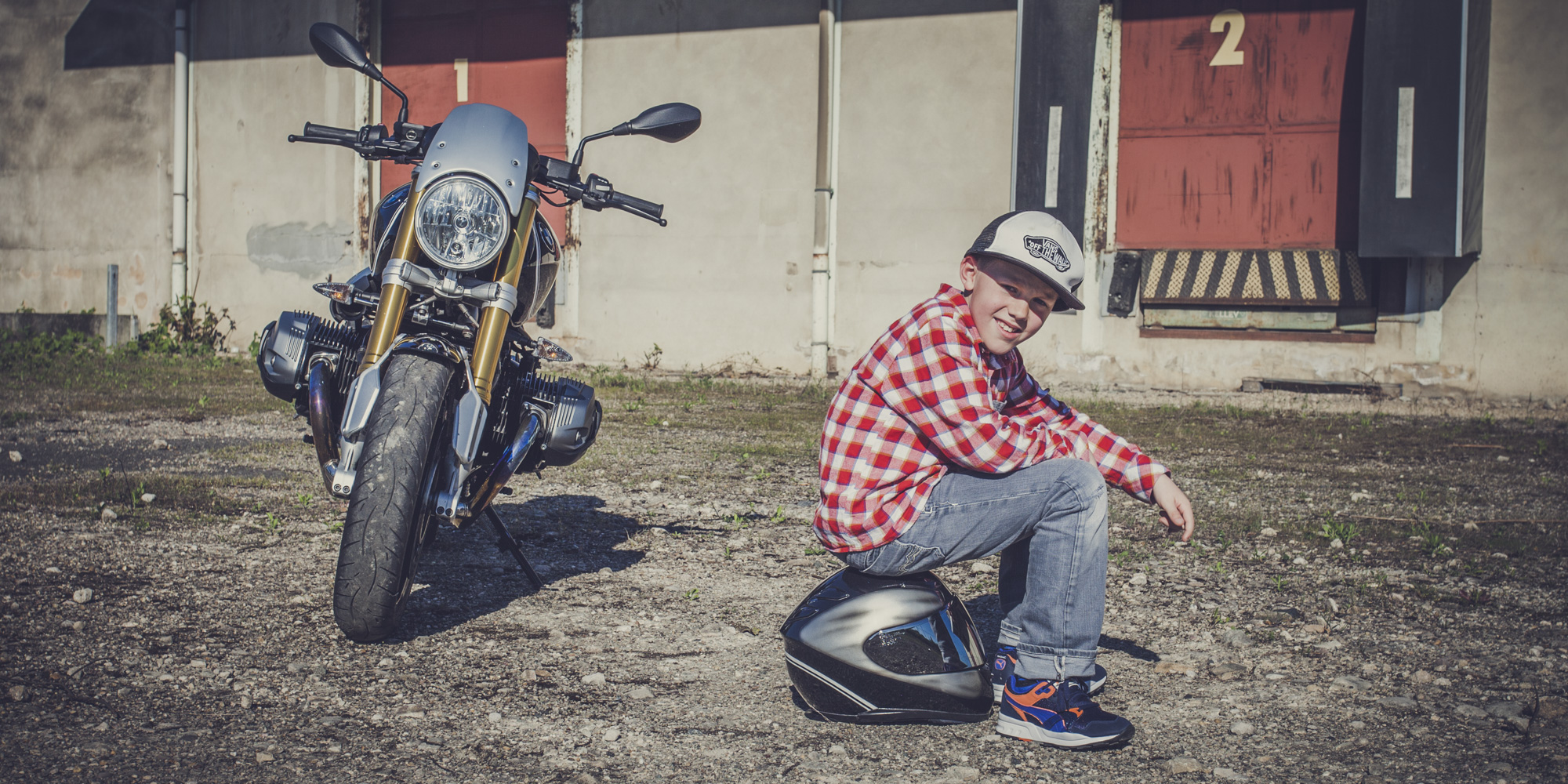 Photographie d'un jeune garçon avec une moto à Lyon