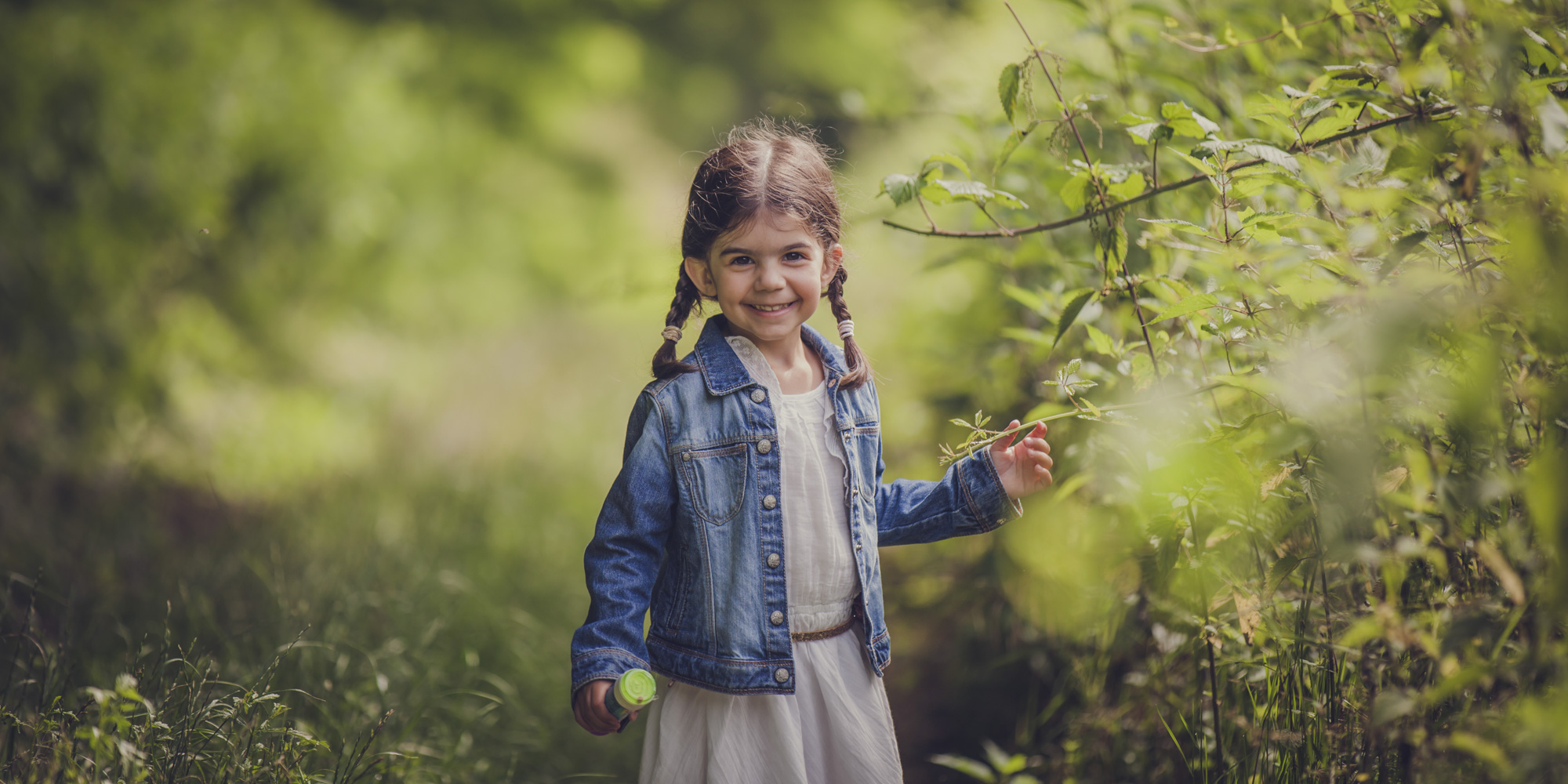 Portrait d'une enfant dans les bois à Mâcon