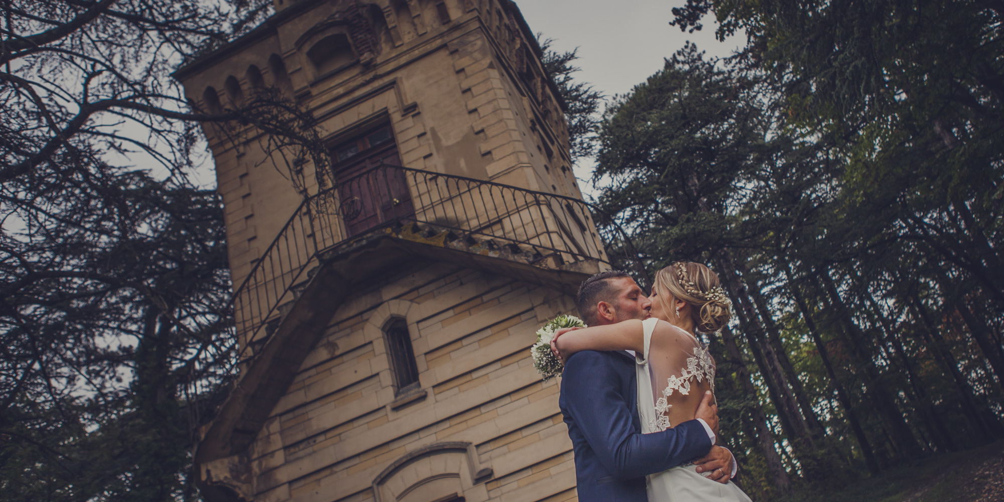 Photo réalisé par un photographe de mariage, en bas d'une tour de pigeonnier