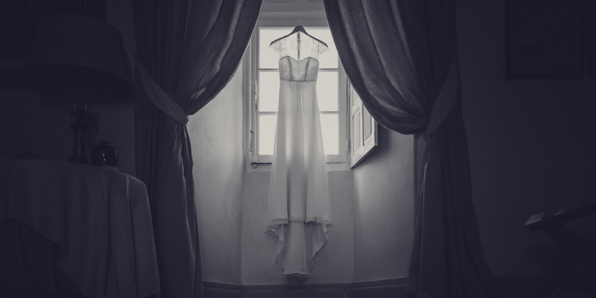 photographie de la robe de la mariée pendant les prépratif de la mariée au chateau de Beauvoir