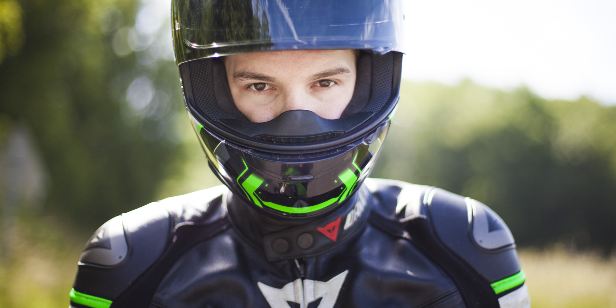 Portrait d'un motard avec casque sur la tête