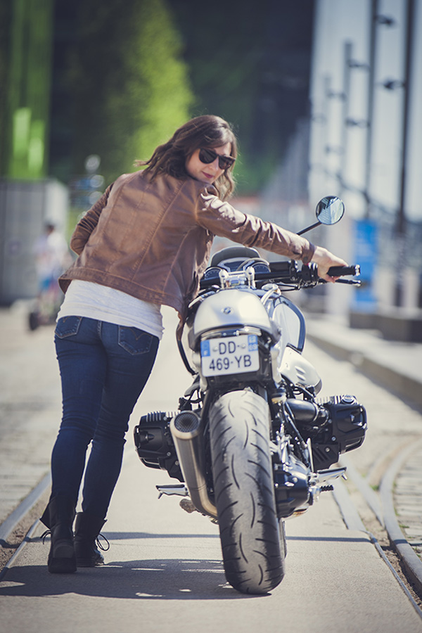 Photographie d'un motard avec une moto à confluance à Lyon