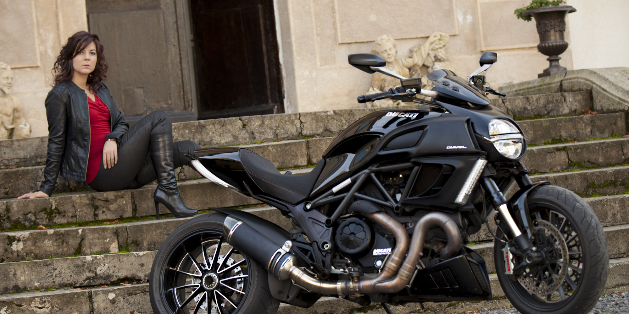 Photographie d'une moto accompagné par une femme dans un chateau à Lyon